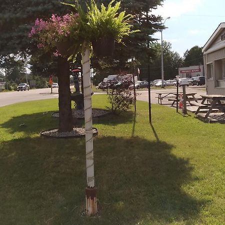 Maple Leaf Motel 德里 外观 照片