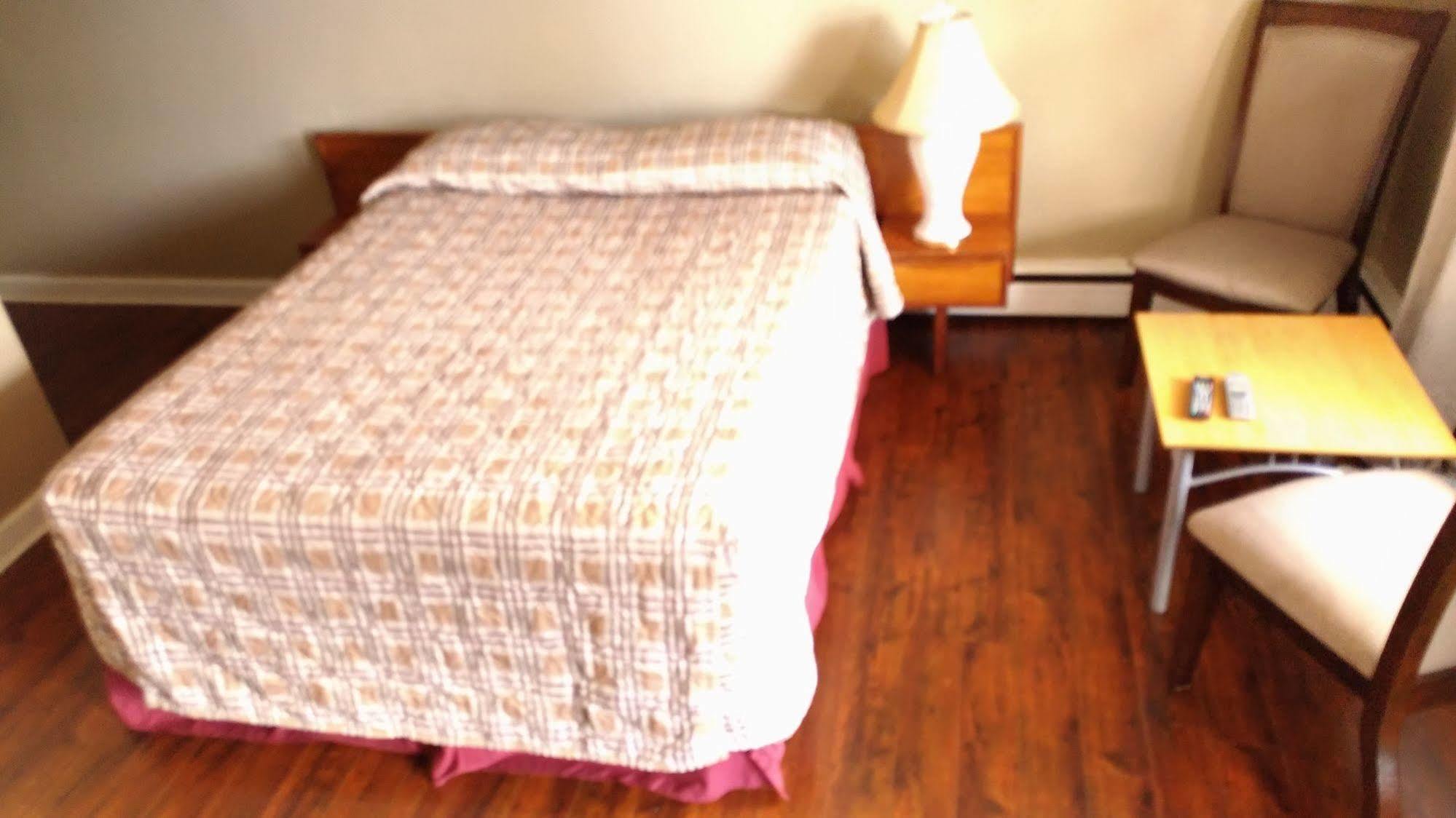Maple Leaf Motel 德里 外观 照片