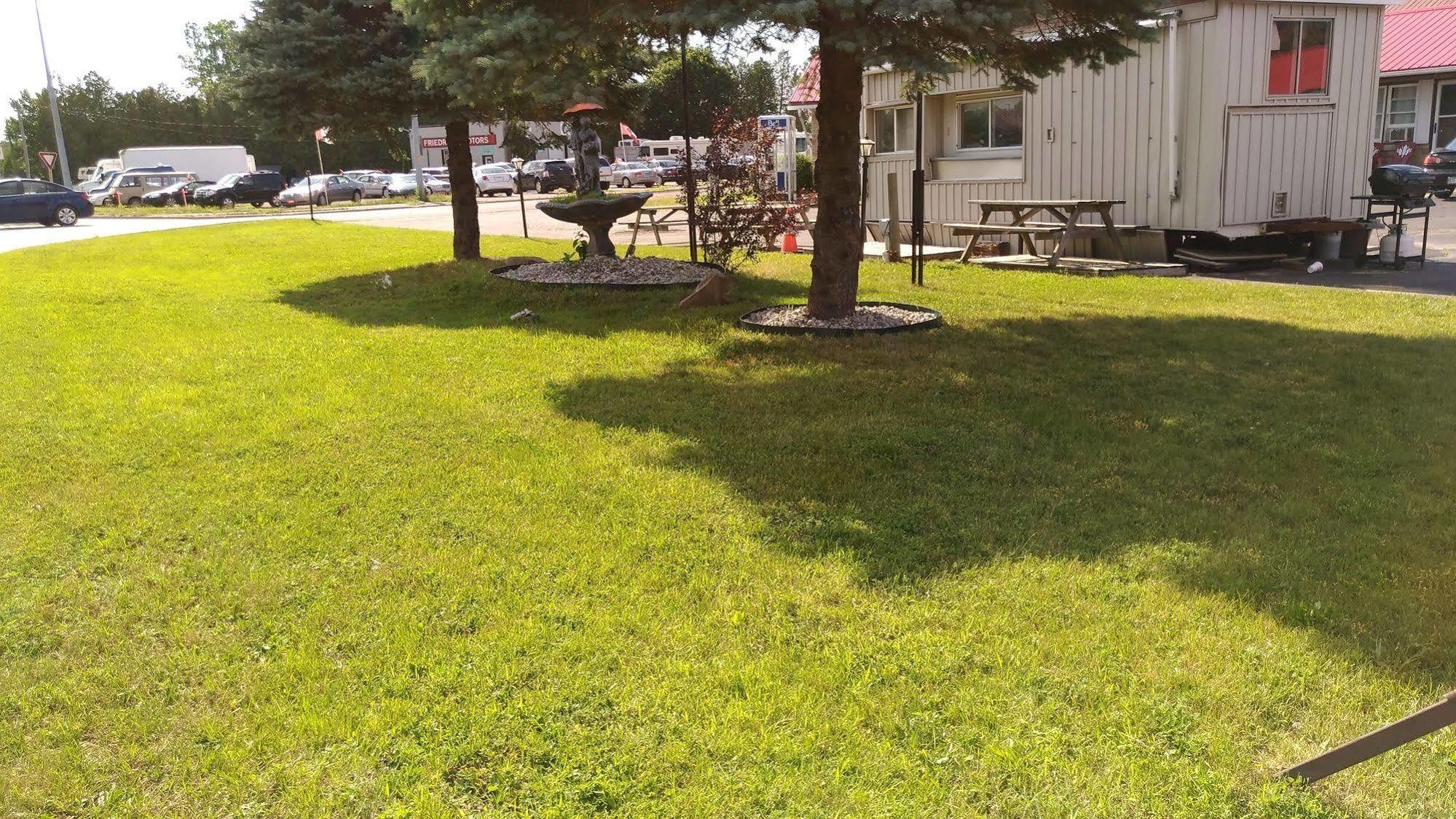 Maple Leaf Motel 德里 外观 照片