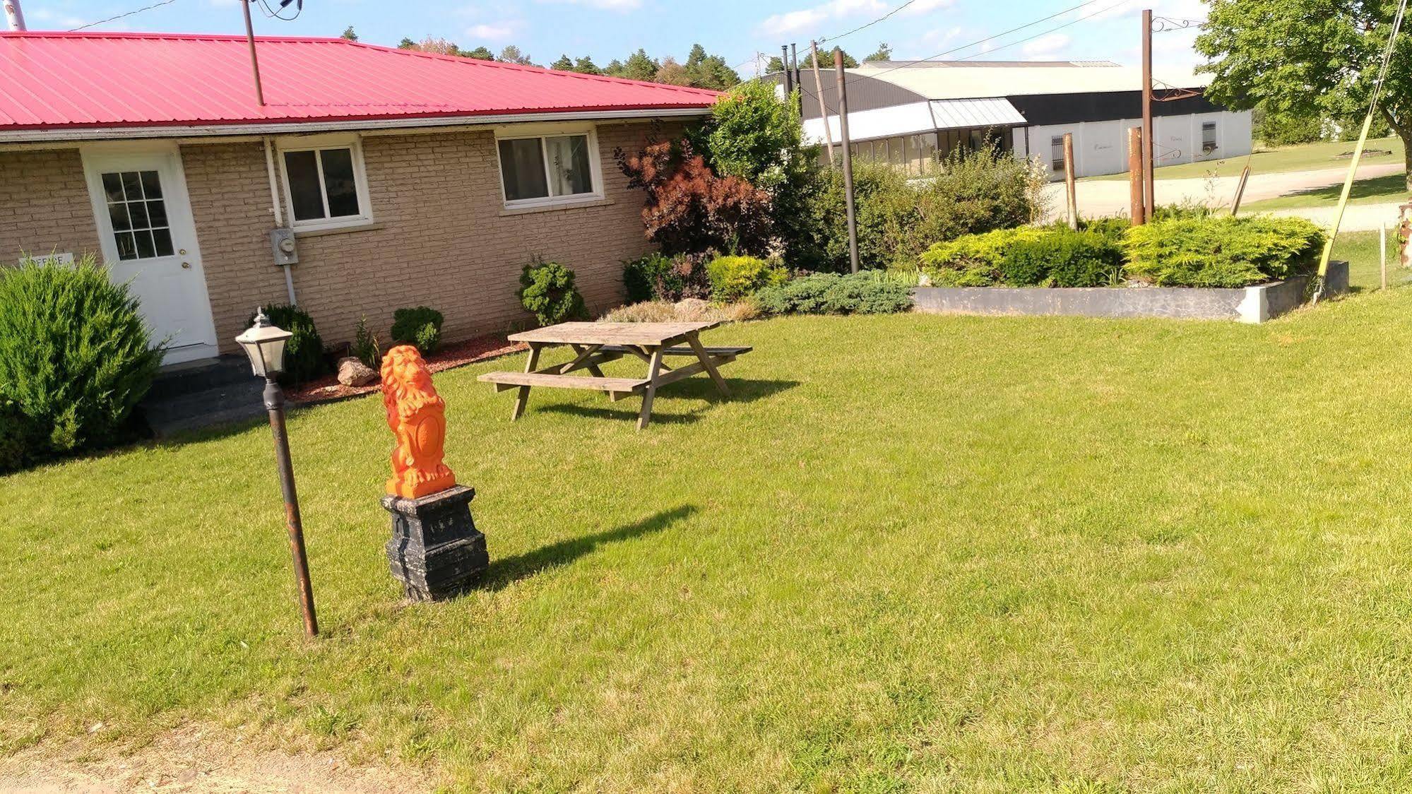 Maple Leaf Motel 德里 外观 照片